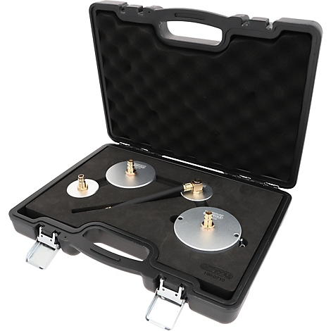 Offener Werkzeugkoffer mit Messwerkzeugen. Verschiedene runde metallische Elemente mit Messanschlüssen liegen in Schaumstoff eingebettet.